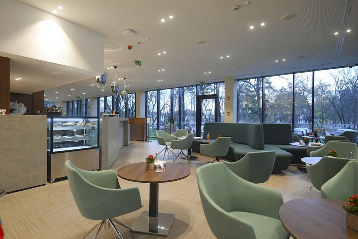 Lounge 57 of 80