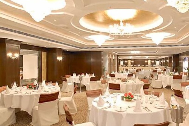 Ballroom/Hall 31 of 37
