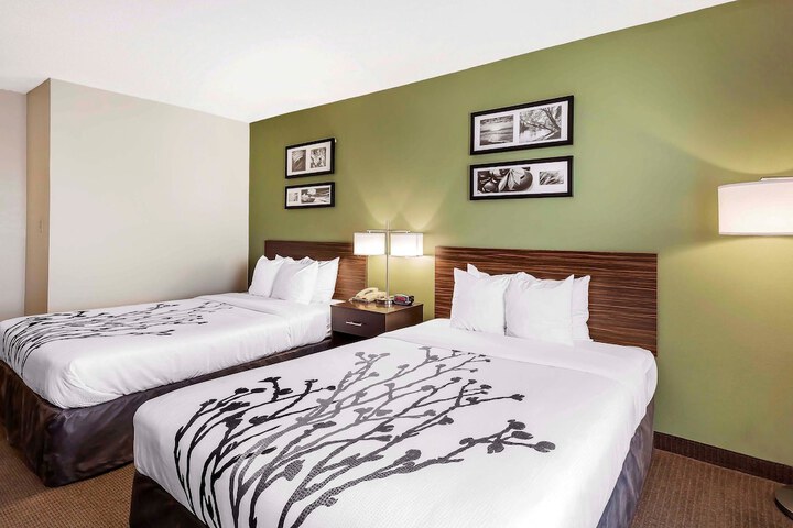 2 Queen Beds (8 of 8)