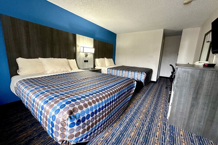 2 Queen Beds (2 of 5)