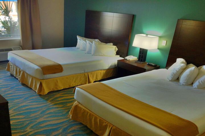 2 Queen Beds (8 of 15)