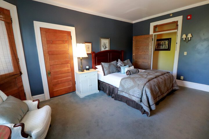 Room 4 of 92