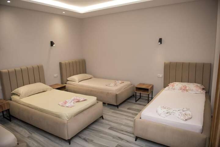Room 10 of 33