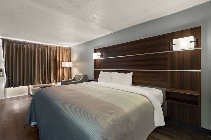 1 King Bed (3 of 13)
