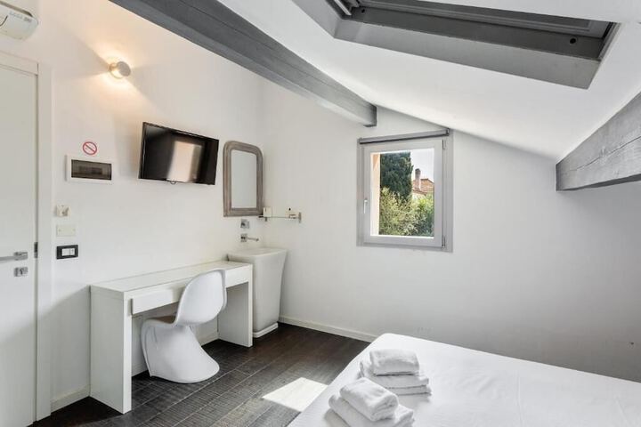 Room 4 of 9