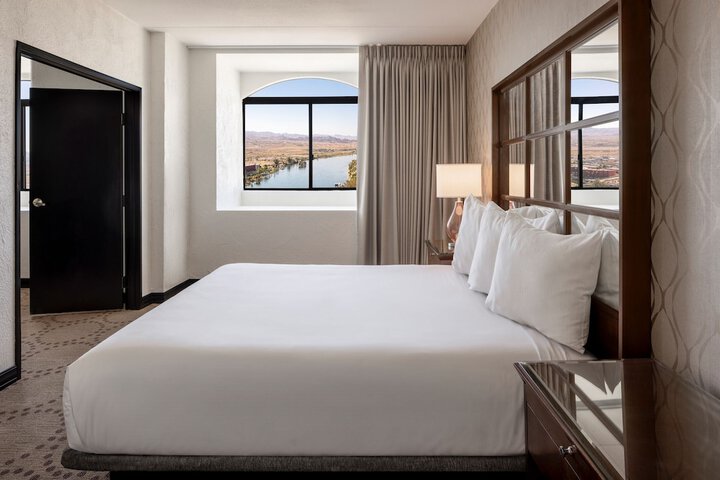 Deluxe King Bed Central Tower (2 of 35)