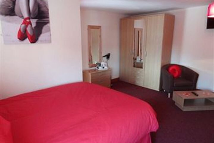 Room 4 of 9