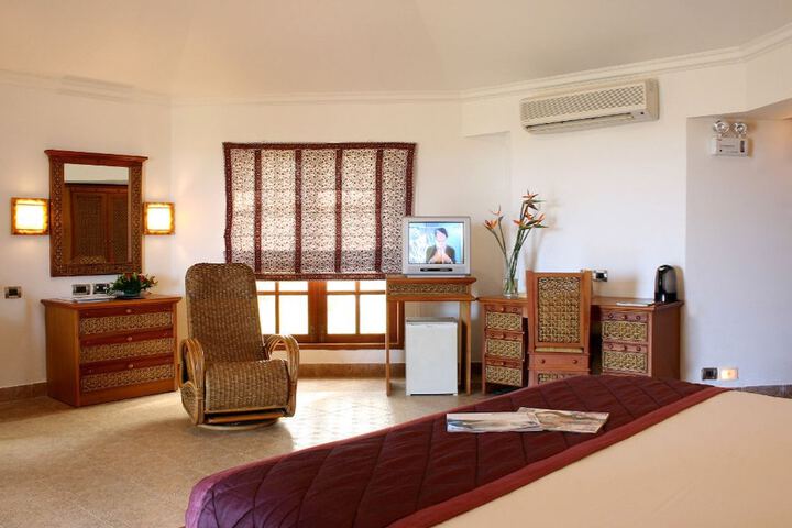 Room 42 of 143