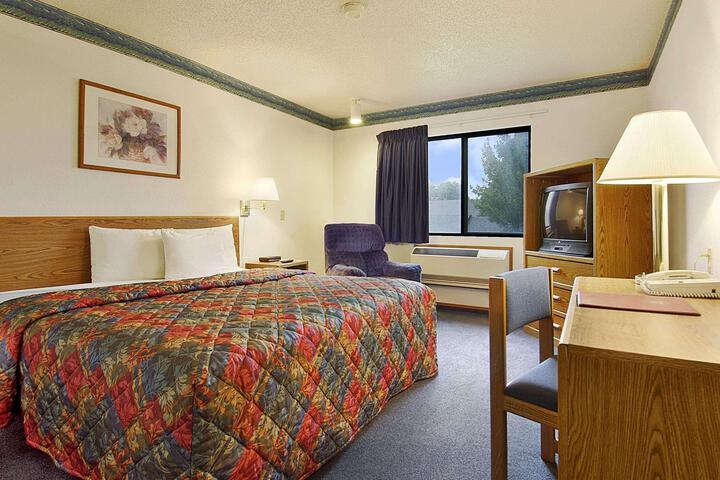 1 Queen Bed Deluxe Room (4 of 7)
