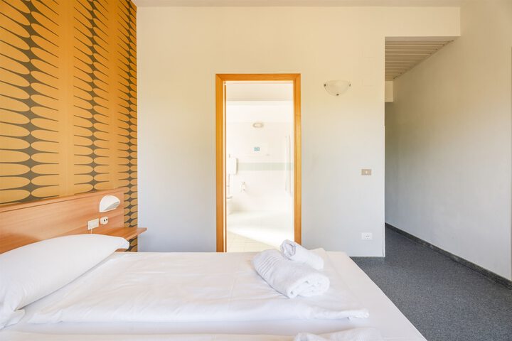 Room 46 of 104