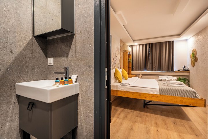 Room 32 of 46
