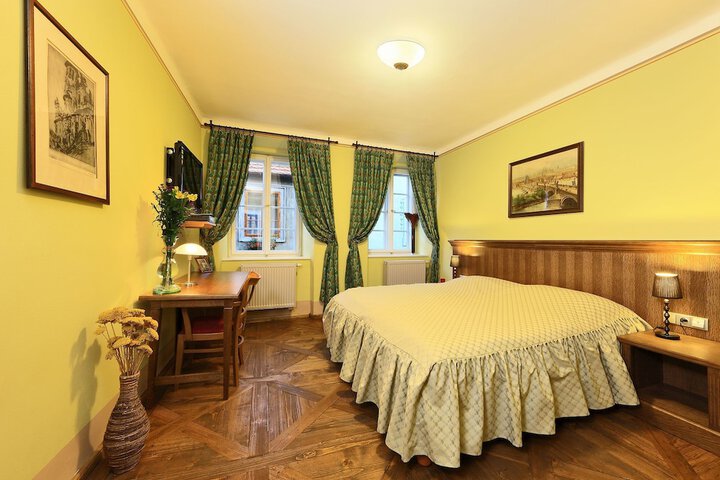 Room 9 of 39