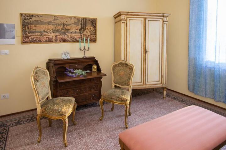 Room 10 of 21