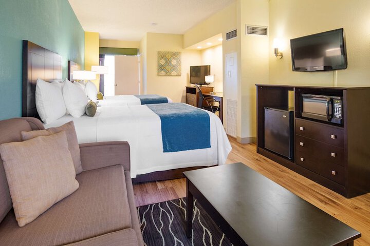 Suite 1 King Bed Mobility Accessible Roll in Shower Sofa Bed Full Breakfast (13 of 23)