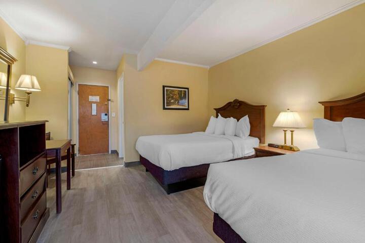 Double Accessible Queen Size Bed (9 of 28)