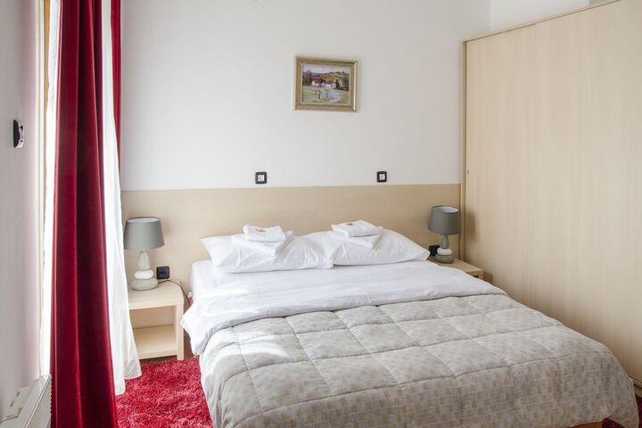 Room 6 of 18
