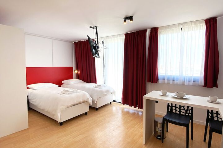 Room 17 of 34