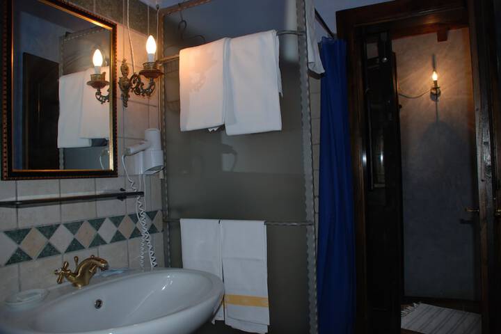 Room 16 of 32
