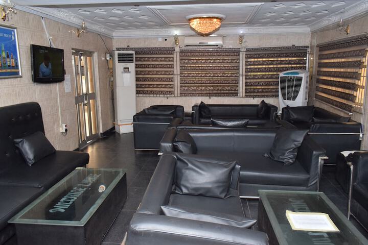 Lounge 12 of 16