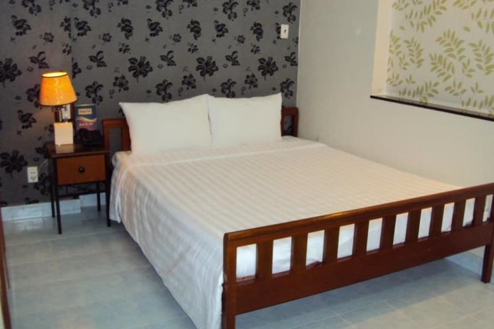 Room 6 of 13