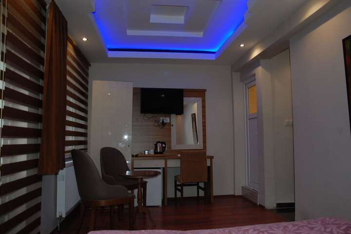 Lounge 27 of 46