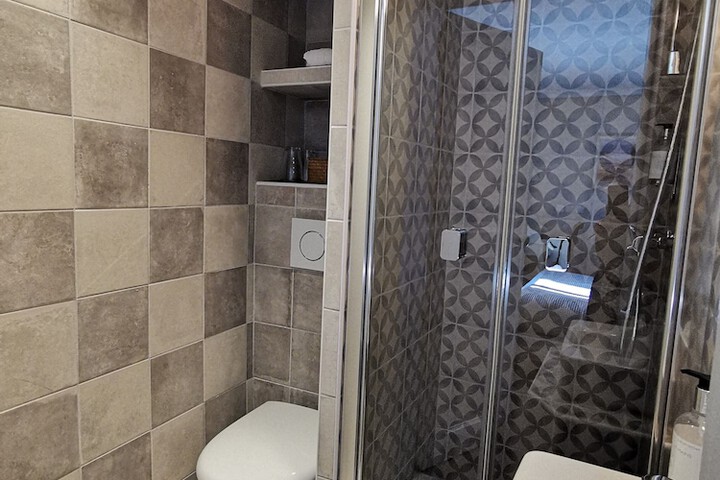 Room 32 of 42