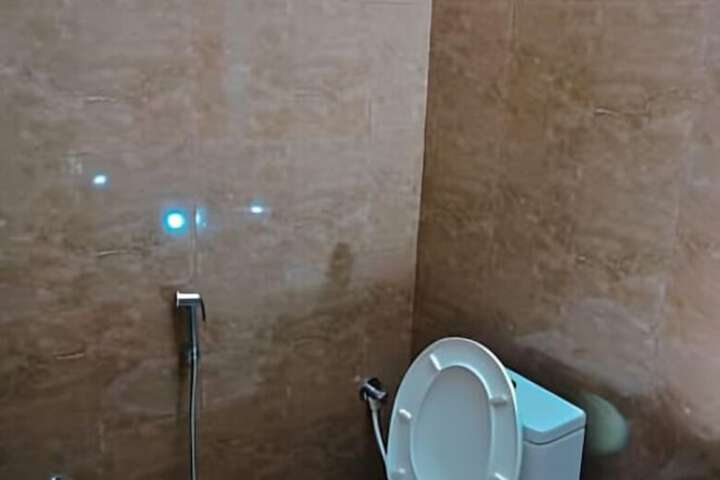 Room 10 of 16