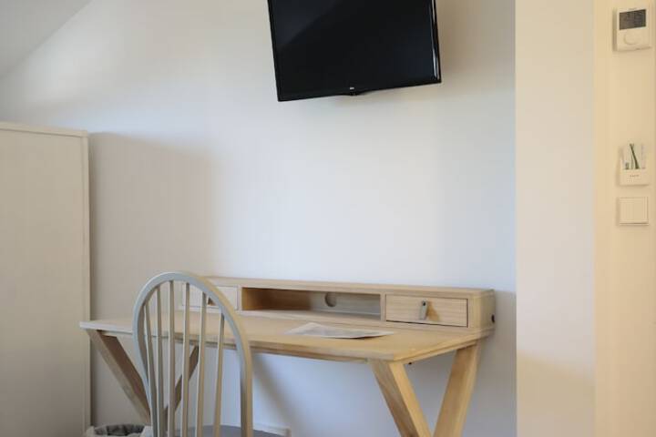 Room 4 of 32