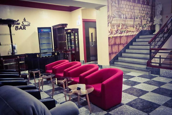 Lounge 70 of 72