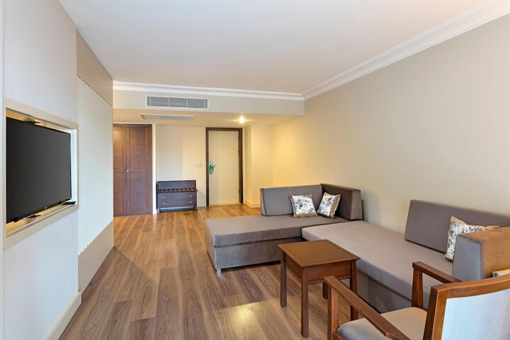 Room 32 of 341