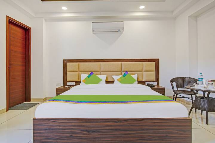 Room 13 of 32