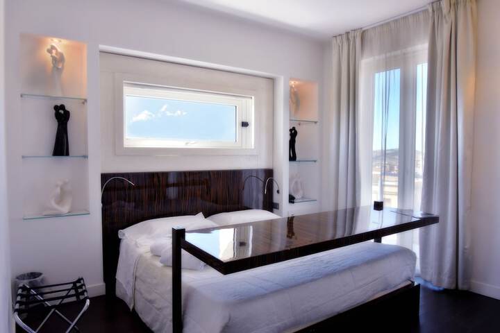 Room 33 of 212