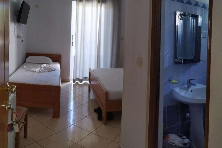 Room 14 of 33