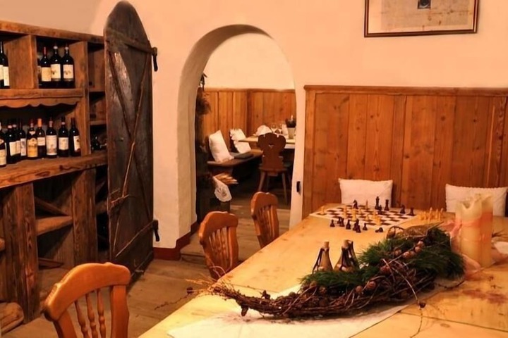 Dining 9 of 25