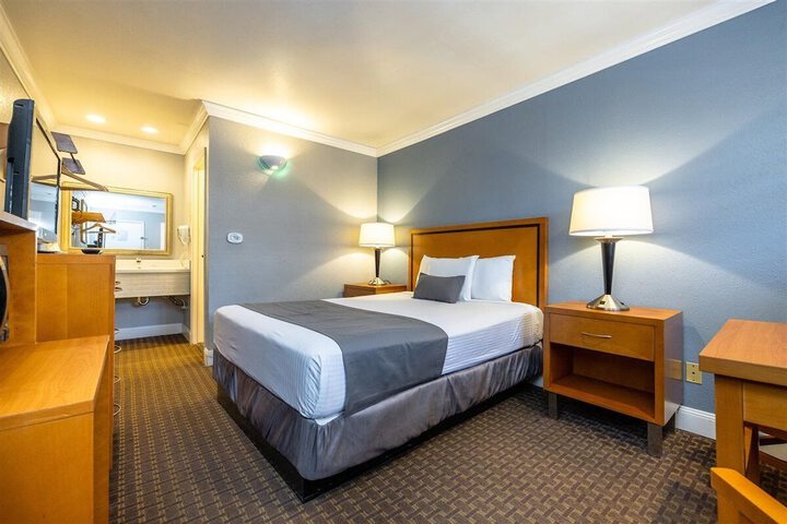 Standard Room, King or Two Doubles (2 of 15)