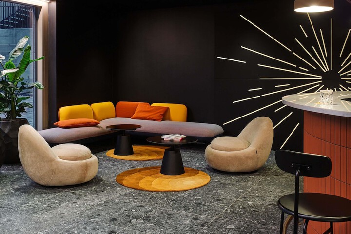 Lounge 51 of 64