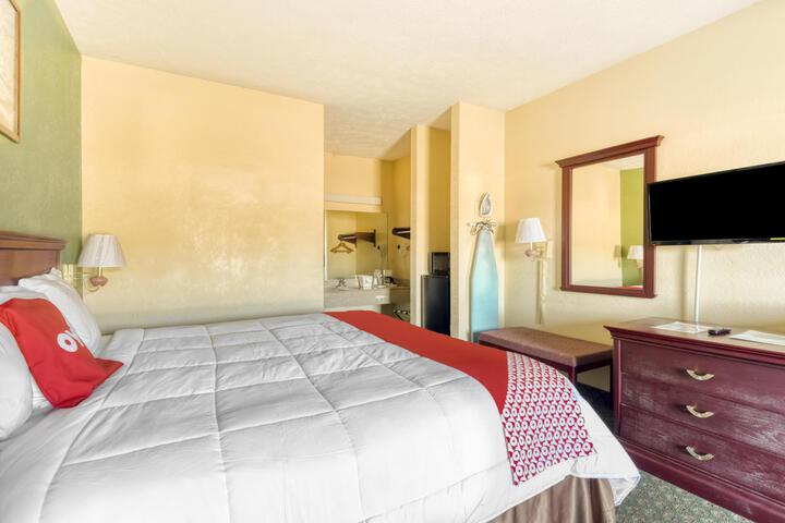 1 King Bed (4 of 10)