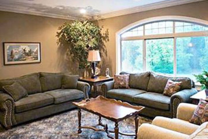 Lounge 5 of 19