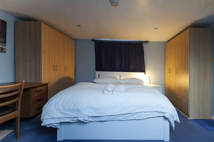 Room 2 of 10