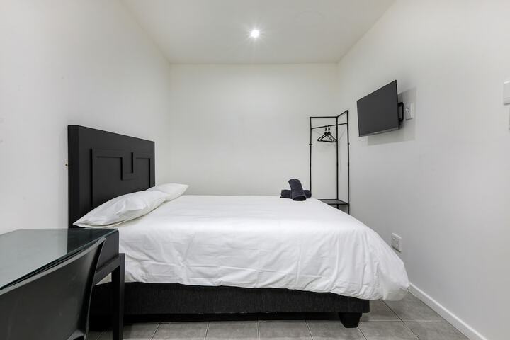 Room 6 of 28