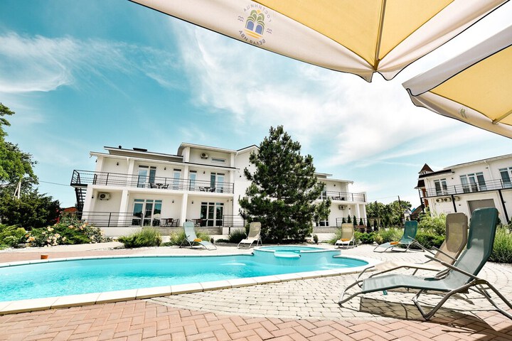 Pool 103 of 151