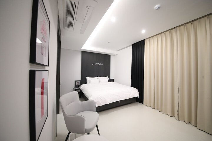 Room 18 of 117