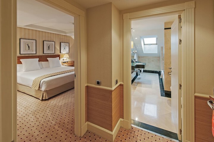 Room 4 of 25