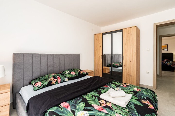 Room 2 of 90