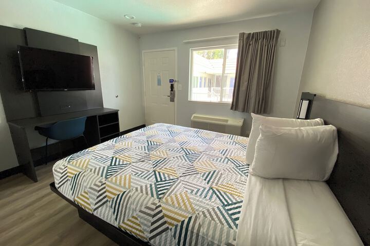 1 Queen Bed (10 of 19)
