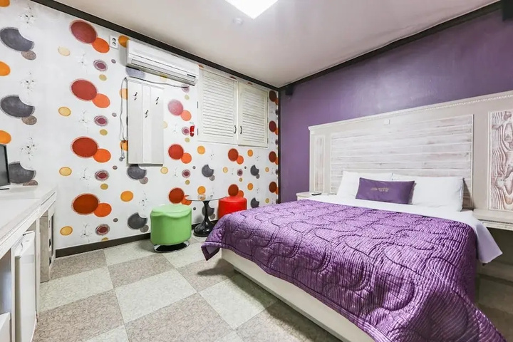 Room 4 of 10