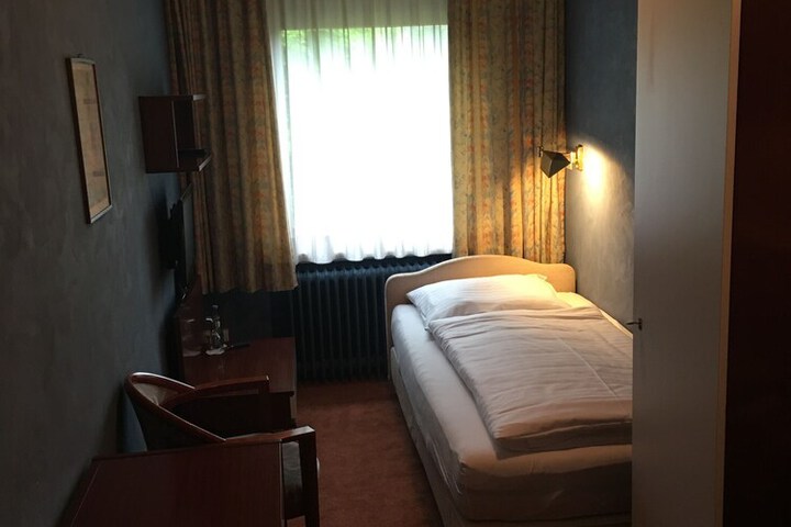 Room 4 of 33