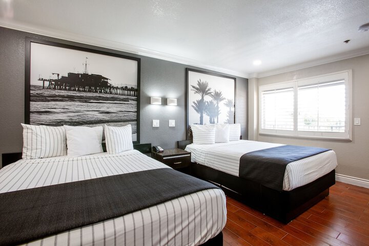 1 Queen Bed (12 of 19)