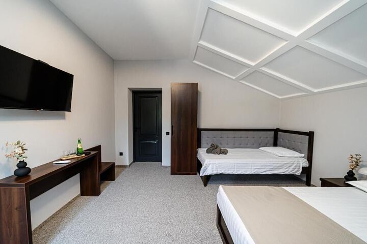 Room 3 of 27