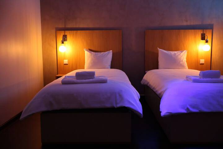 Room 9 of 28